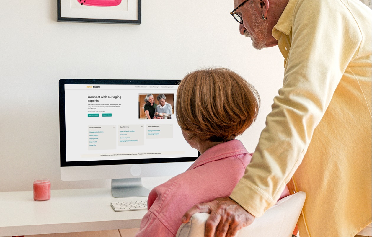 Older couple visiting HonorExpert.com