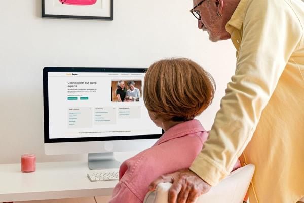 Older couple visiting HonorExpert.com