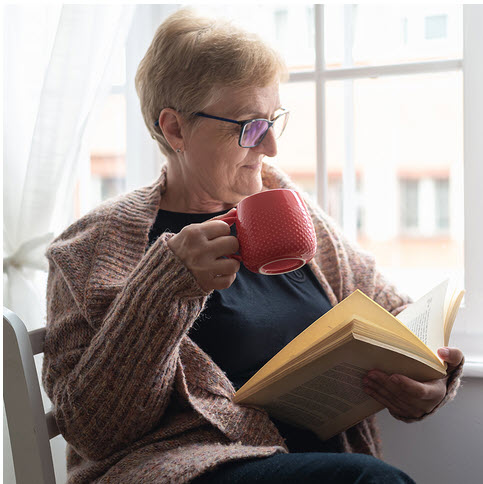 wonam drinking coffee and reading a book